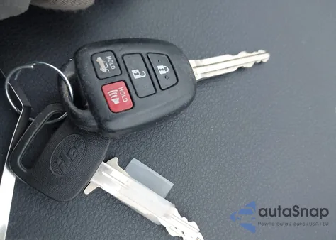 2016 Toyota Corolla Le z USA, uszkodzony, nr VIN 5YFBURHE2GP411191